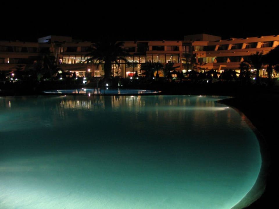 Hauptpool bei Nacht Dreams Lanzarote Playa Dorada Resort & Spa