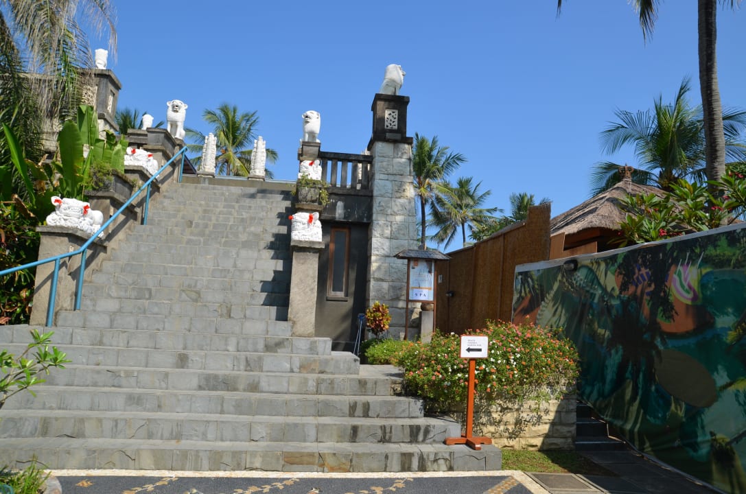Treppe zum Dachpool Bali Mandira Beach Resort & Spa