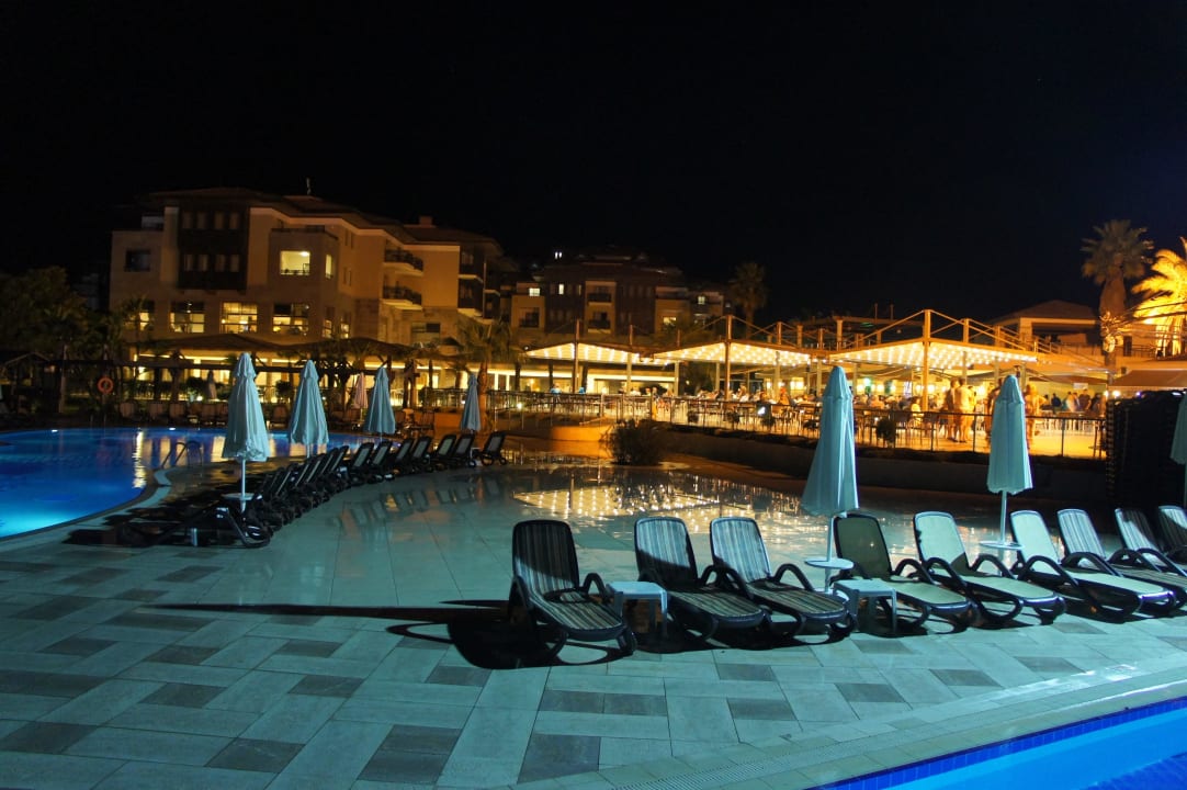Hotelanlage bei Nacht Calimera Serra Palace