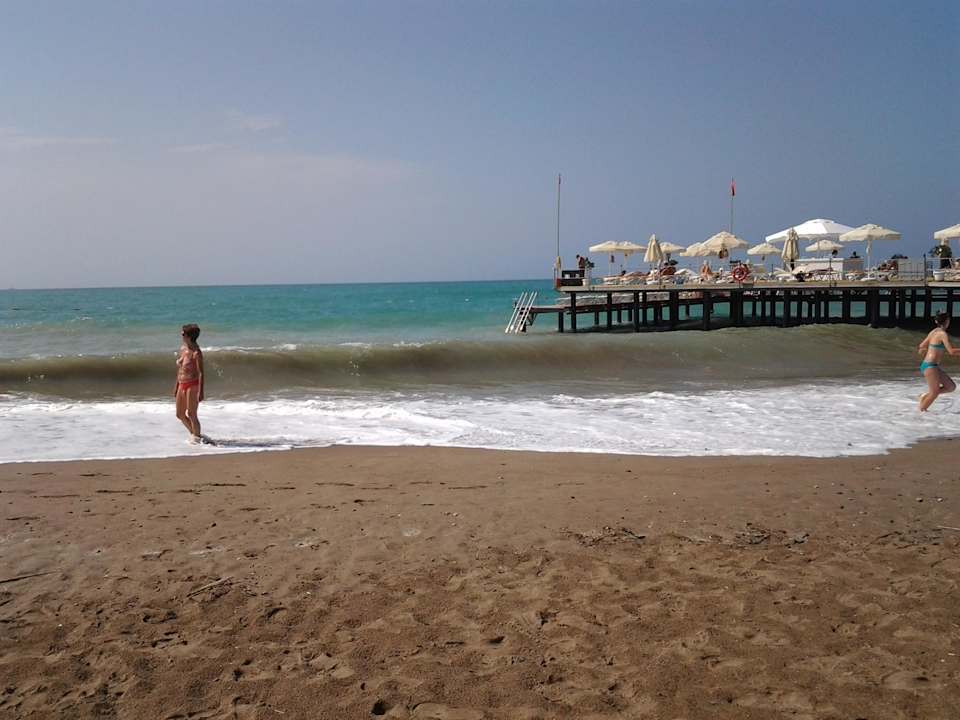 Nach dem Nachtgewitter Wellen Hotel Baia Lara