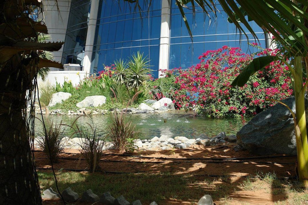 sehr schön angelegt Hotel Le Meridien Al Aqah Beach Resort