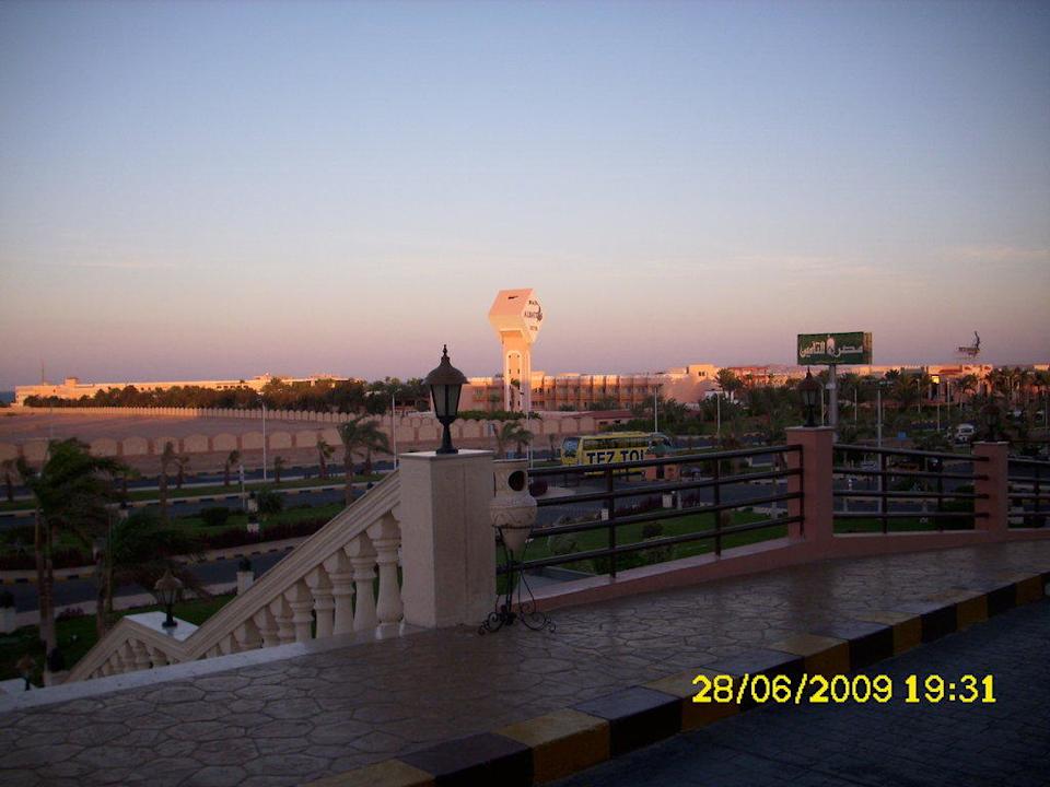 durch das Hotel da hinten geht es zum Meer Pickalbatros Aqua Vista Resort - Hurghada