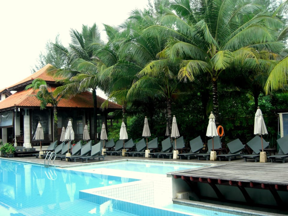 Der 2. Ruhebereich mit spärlichem Grün Khaolak Oriental Resort - Adults only