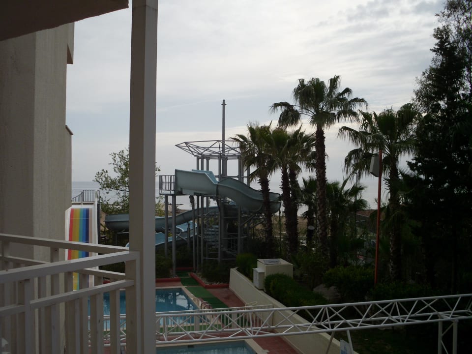 Ausblick vom Balkon auf die Kinderrutschen PALOMA Perissia