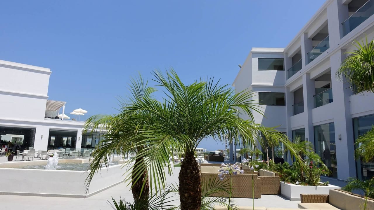 Innenhof Hauptgebäude Asterias Beach Resort