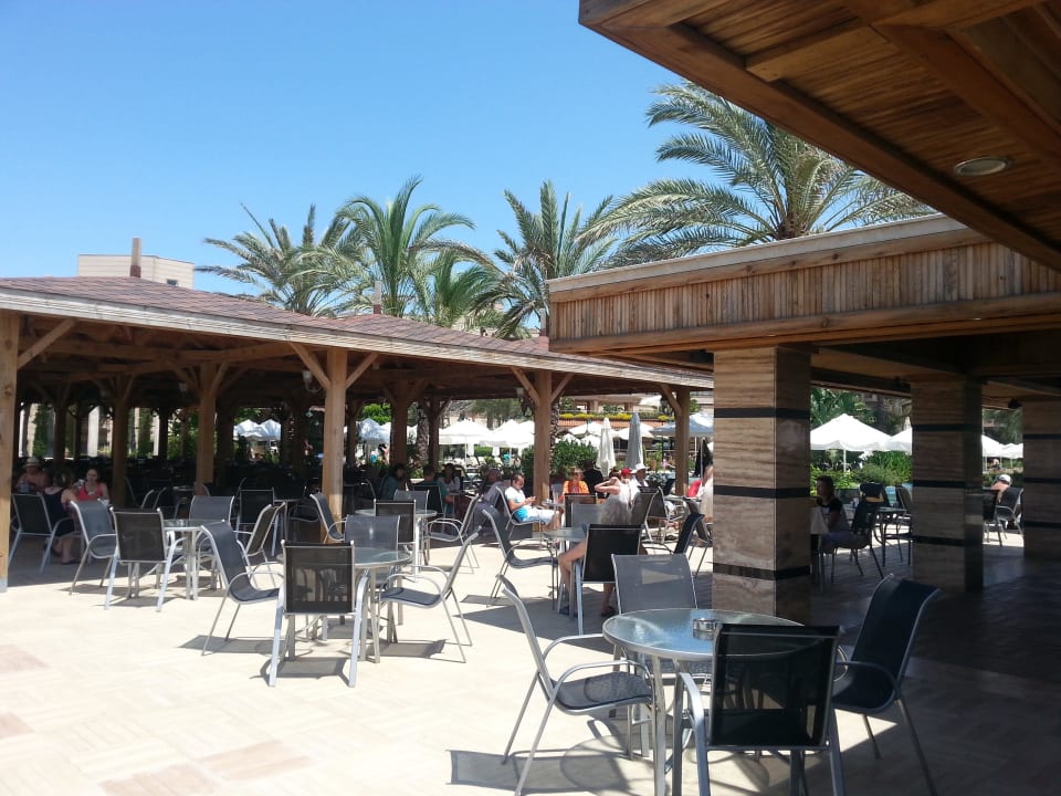 Bar między plażą a głównym basenem Crystal Tat Beach