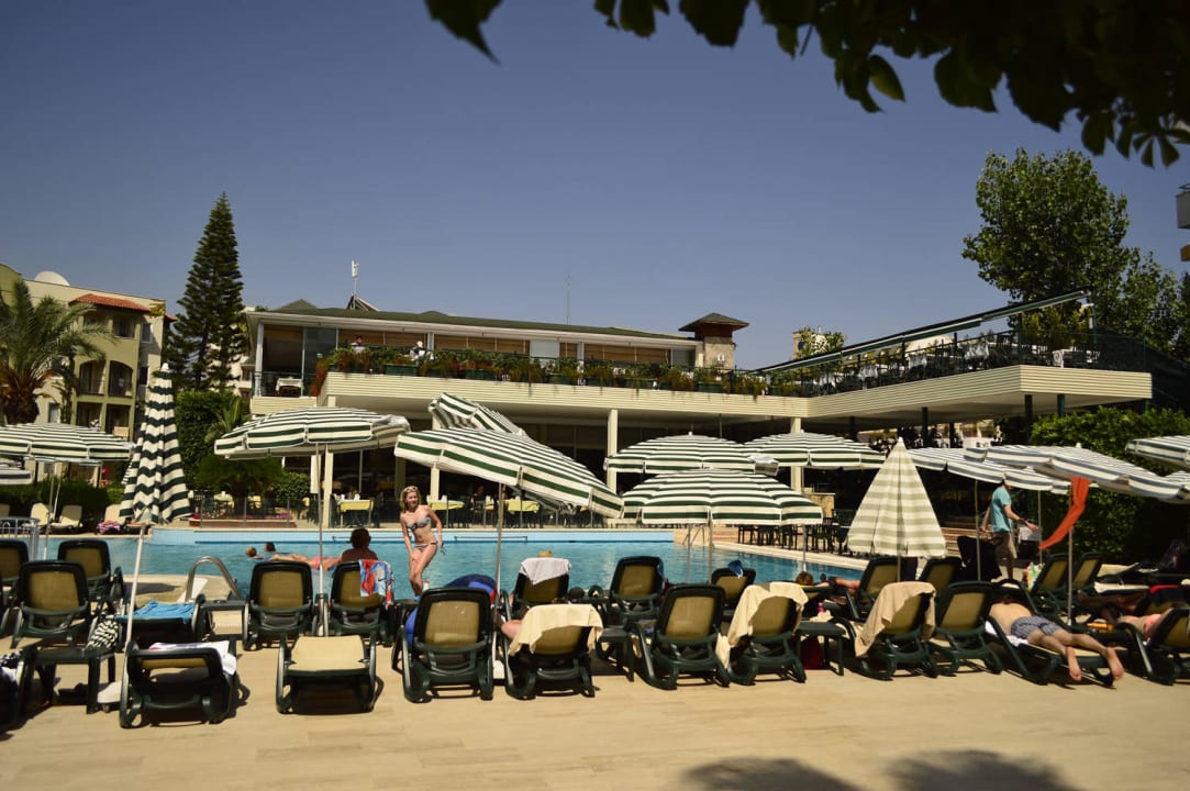 Hauptpool und Restaurant Hotel Gardenia Beach