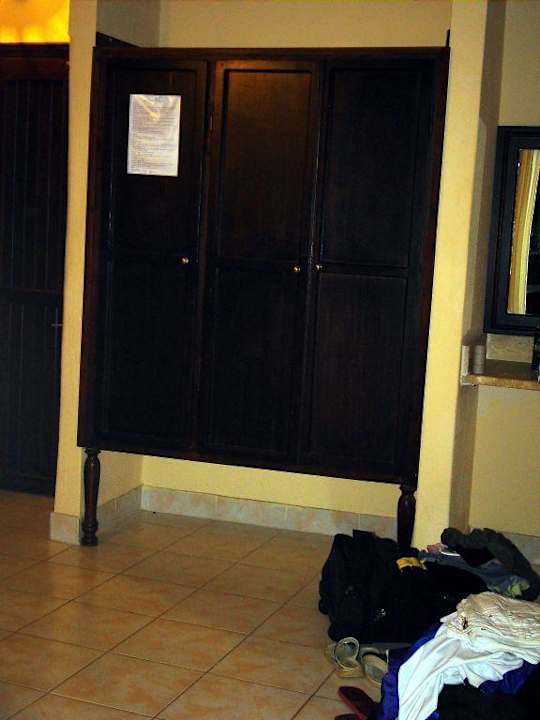 Schrank im Zimmer Hotel Anfora