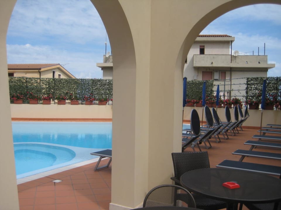 Blick aus der Hotelbar zum Pool Tropis Hotel