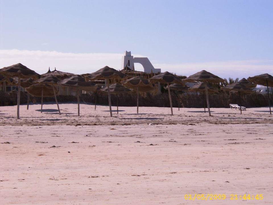 Blick vom Strand auf Poolbar Iberostar Waves Mehari Djerba