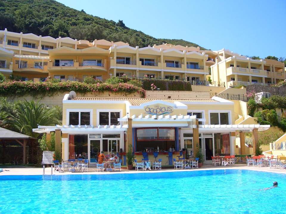 Pool - Bar Ithea Suites Hotel