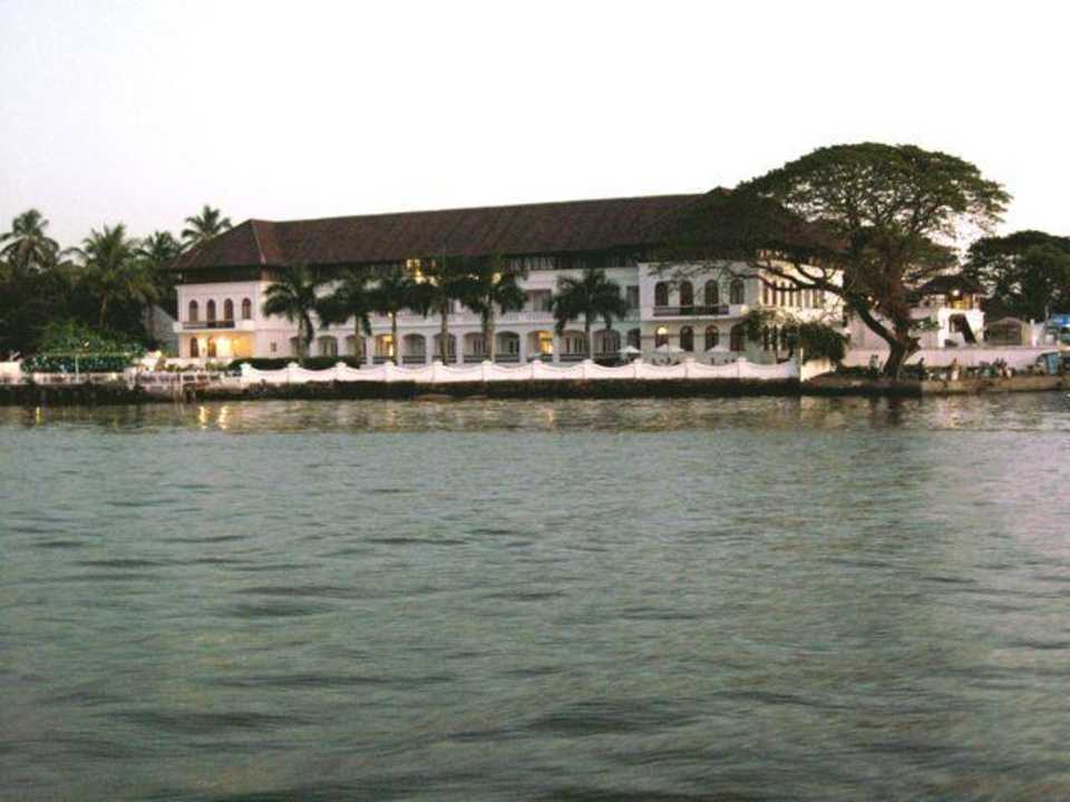 Hotel von der Hafeneinfahrt aus gesehen Hotel Brunton Boat Yard