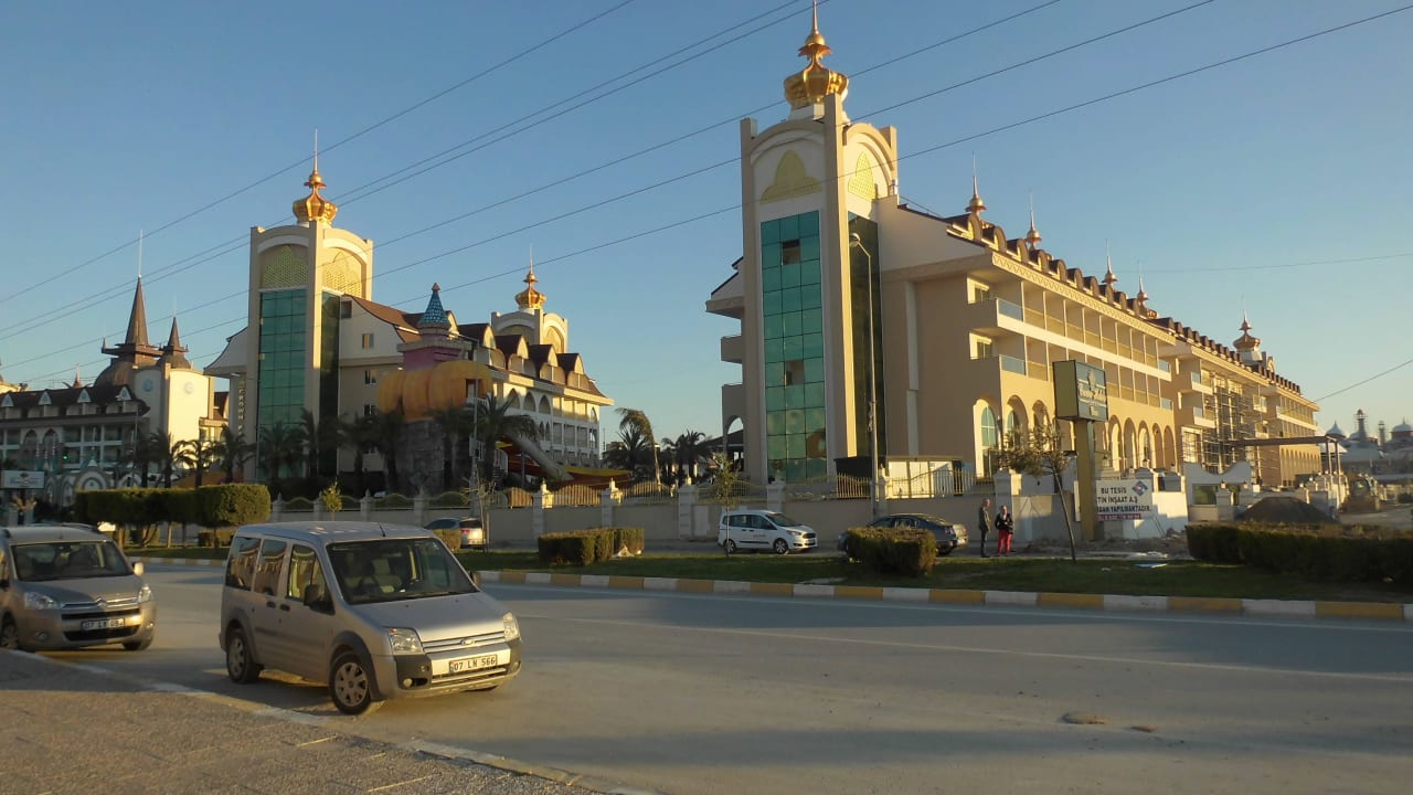 Ein ganzer Kronenkomplex Well Palace Side