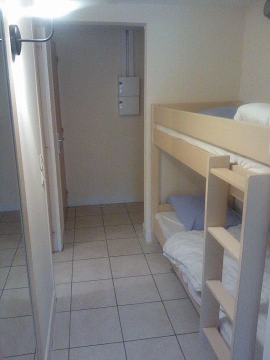 Flur mit Etagenbett Pierre & Vacances Residenz Héliotel Marine