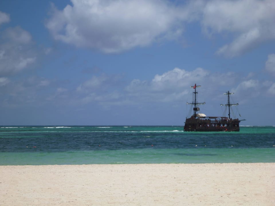 Piratenschiff am Strand fotografiert Secrets Royal Beach Punta Cana - Adults only