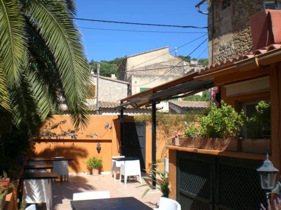 Blick vom Garten zur Strasse S'Hostal D´Esporles