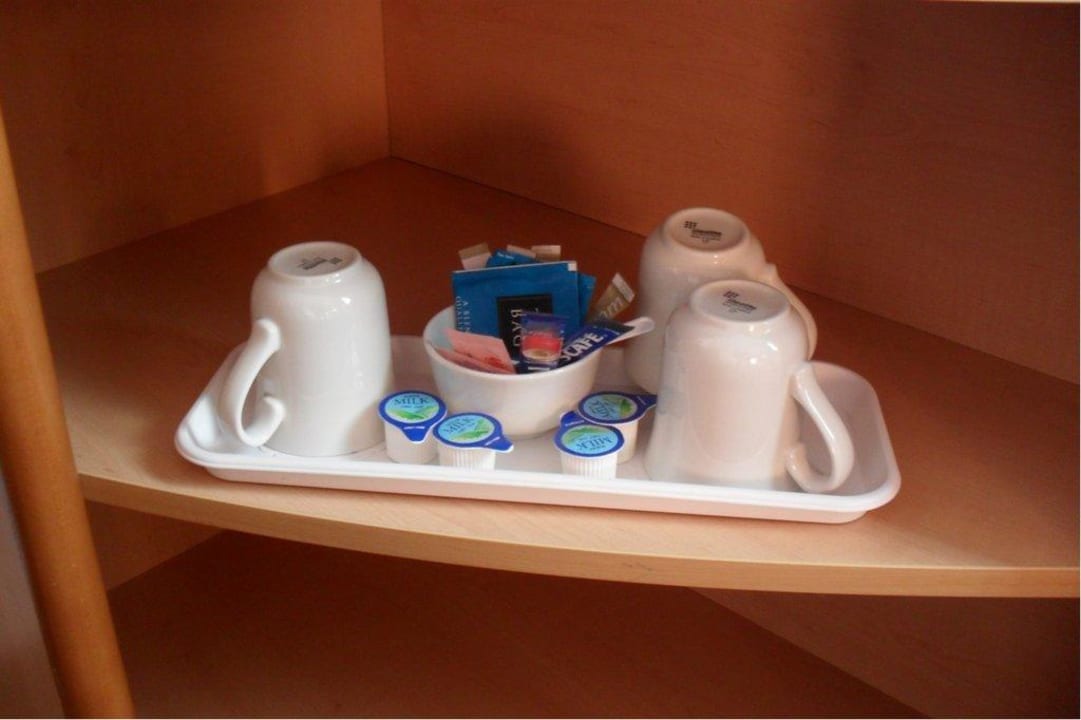 Tee und Kaffeebar im Zimmer Hotel ibis London Wembley