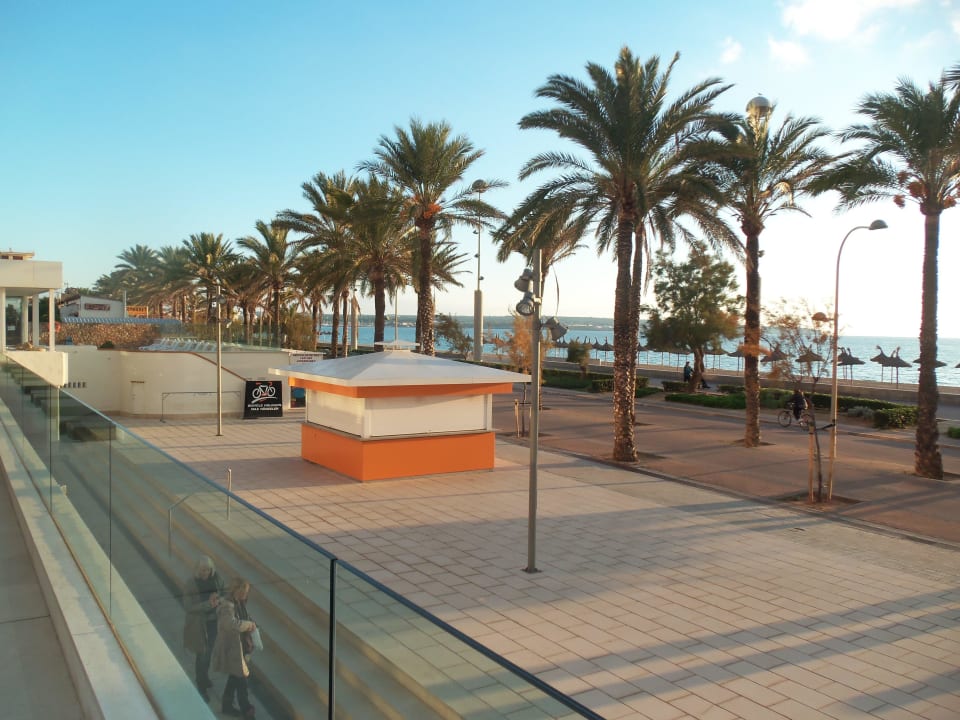 Blick von der Poolanlage auf die Promenade und den Hotel HM Gran Fiesta