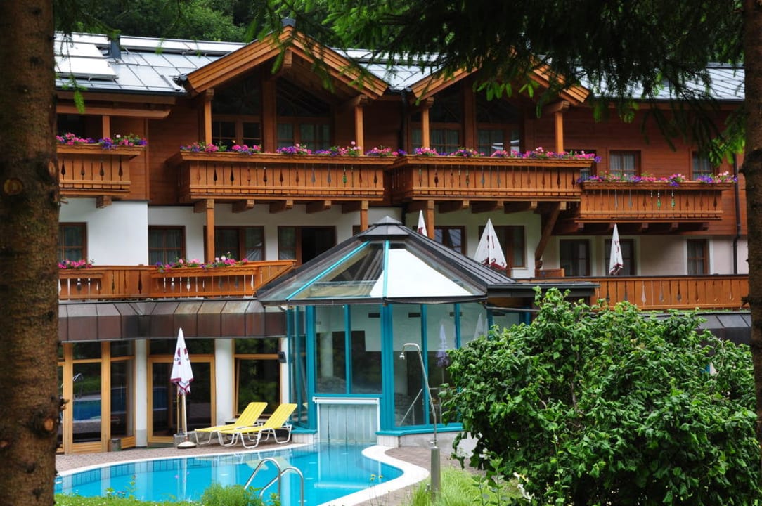 Rückansicht mit Außenpool Hotel Stadt Wien