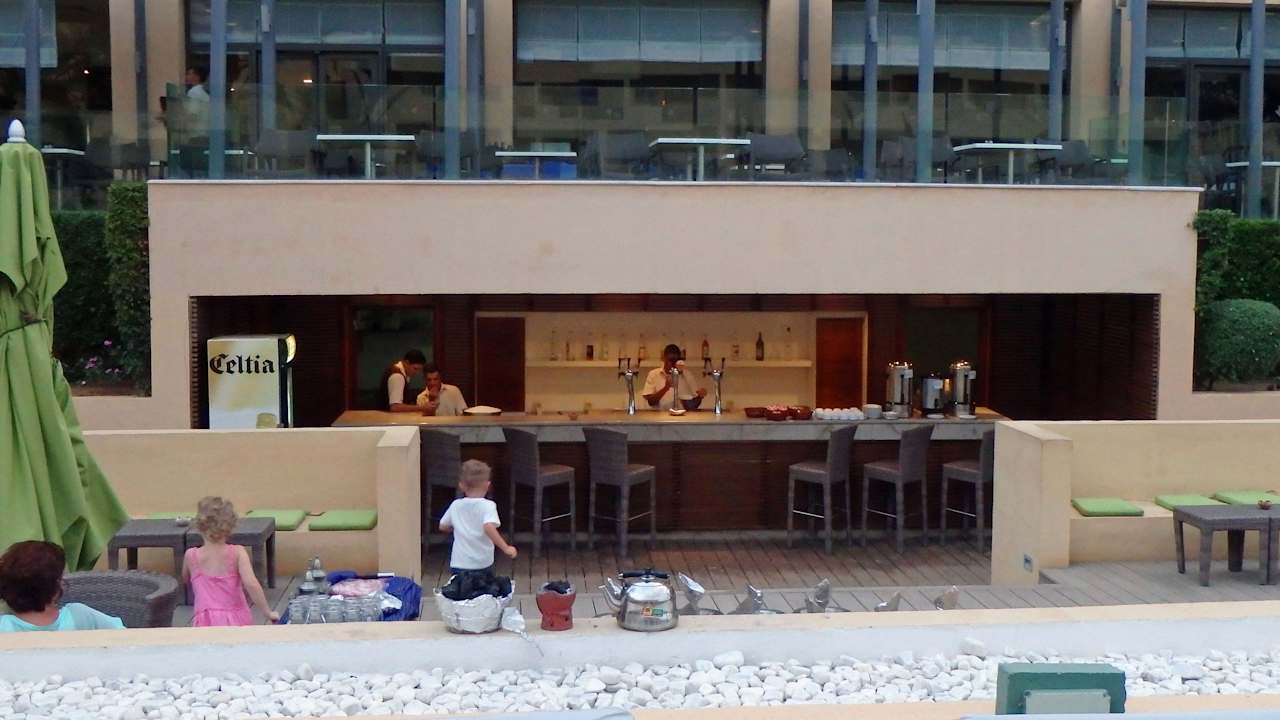 Bar przy basenie czynny 24/24 Hotel Rosa Beach