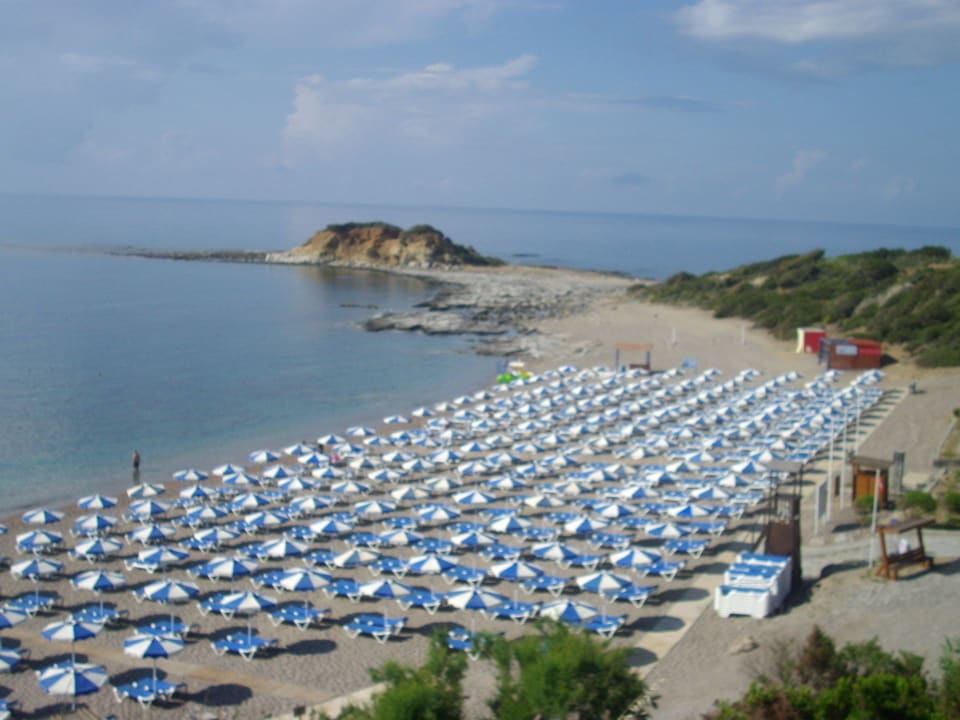 Strandliegen und Schirme Rodos Princess Beach Hotel & Spa