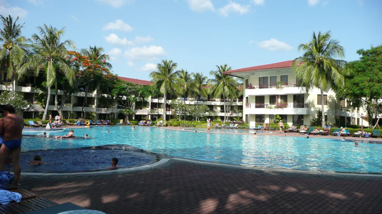 Blick über Pool Zum Hotel Holiday Villa Beach Resort And Spa Langkawi