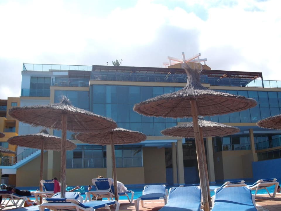 Vor dem Pool SBH Club Paraiso Playa