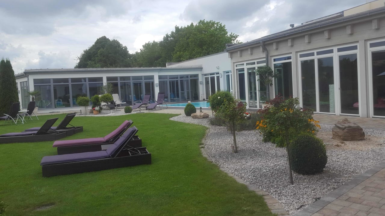 Blick auf die Poolanlage Hotel Holzapfel