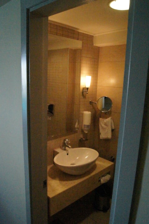 Sehr enges Bad Hotel Calypso Beach