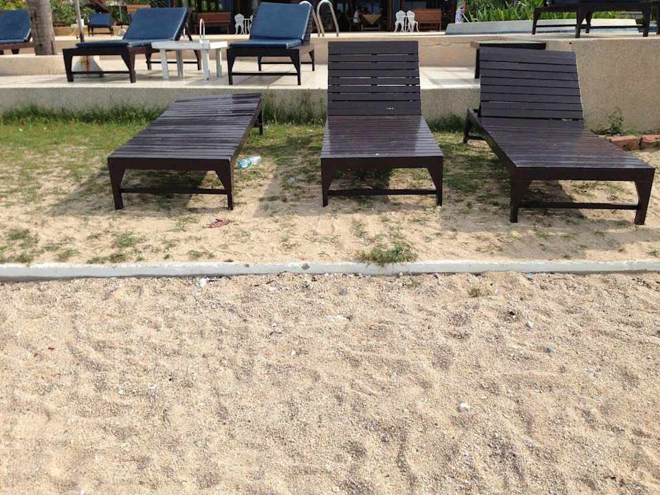 Dreckige defekte Liegen BURI BEACH Resort