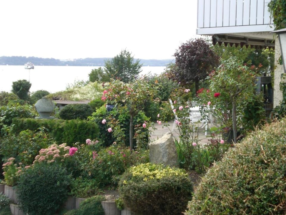 Schöner Garten rings ums Haus Hotel Fischerhaus Garni