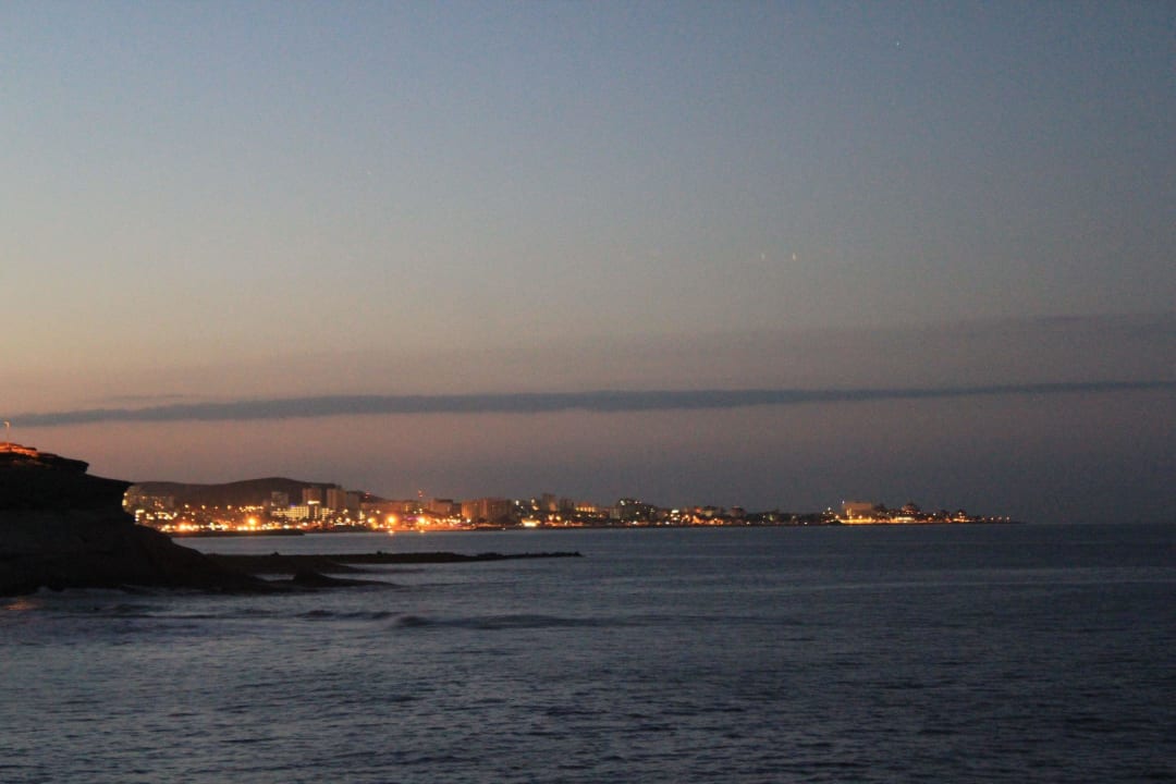 Von der Klippe vor dem Hotel nach Las Americas HOVIMA Jardin Caleta