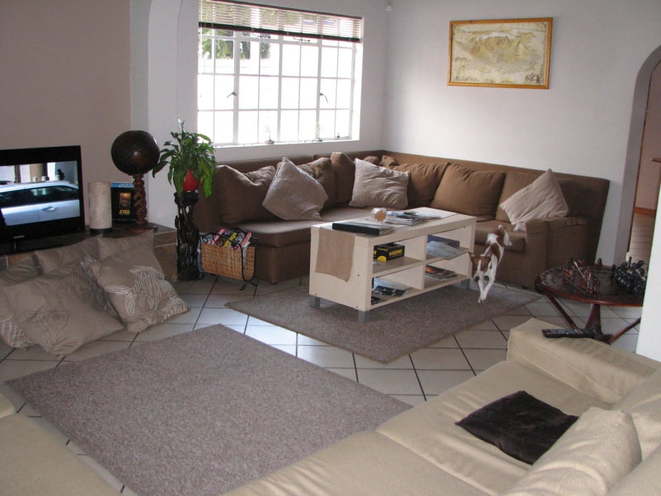 Communal lounge & tv area Hotel Jembjo's Knysna Lodge