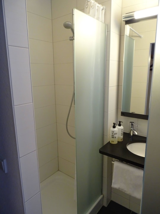 Dusche mit kleinem Duschvorhang Hotel Madeleine