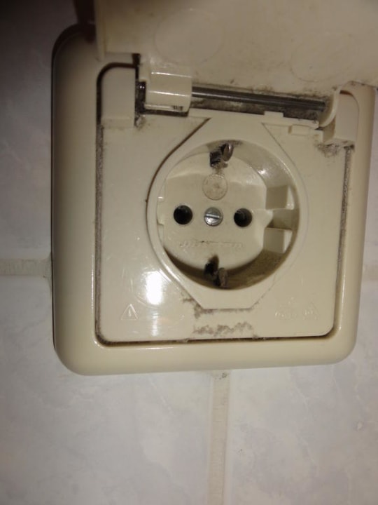 Dreck auf der Steckdose sagt alles Hotel Königslinie