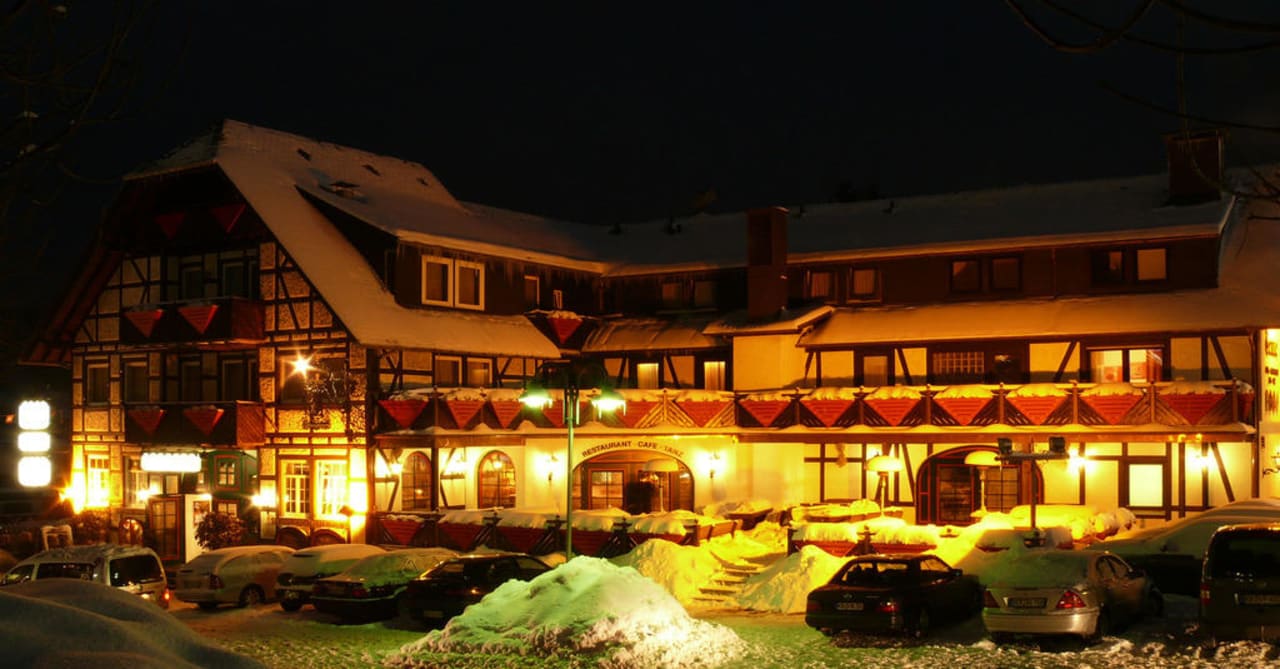 Abends Hotel Don Camillo & Peppone's Tenne