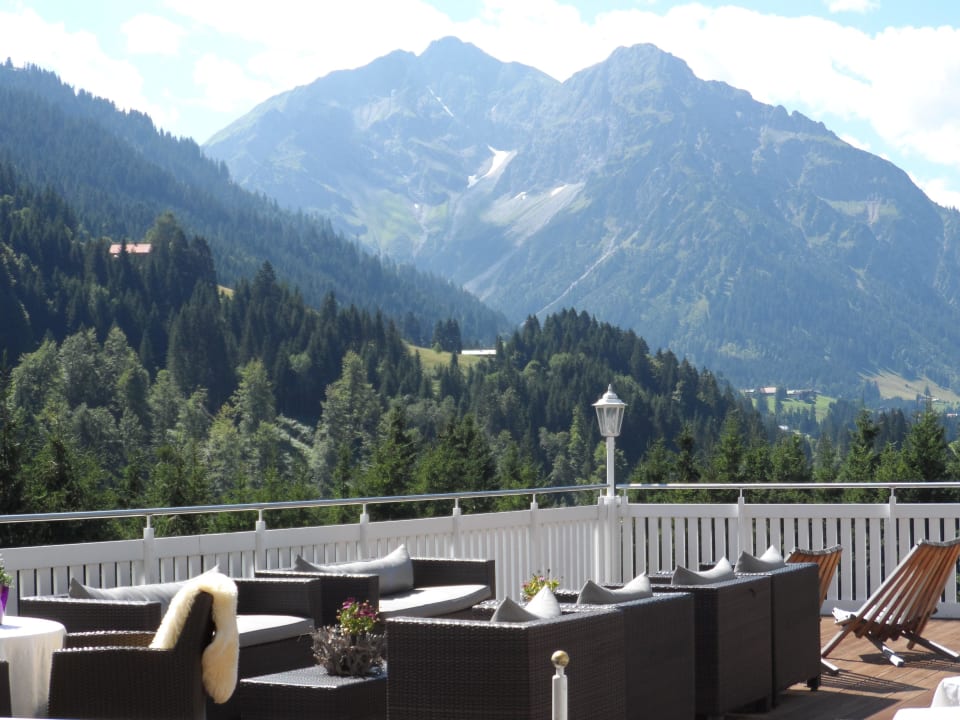 Blick über die Sonnenterrasse Verwöhn- und Wellnesshotel Walserhof
