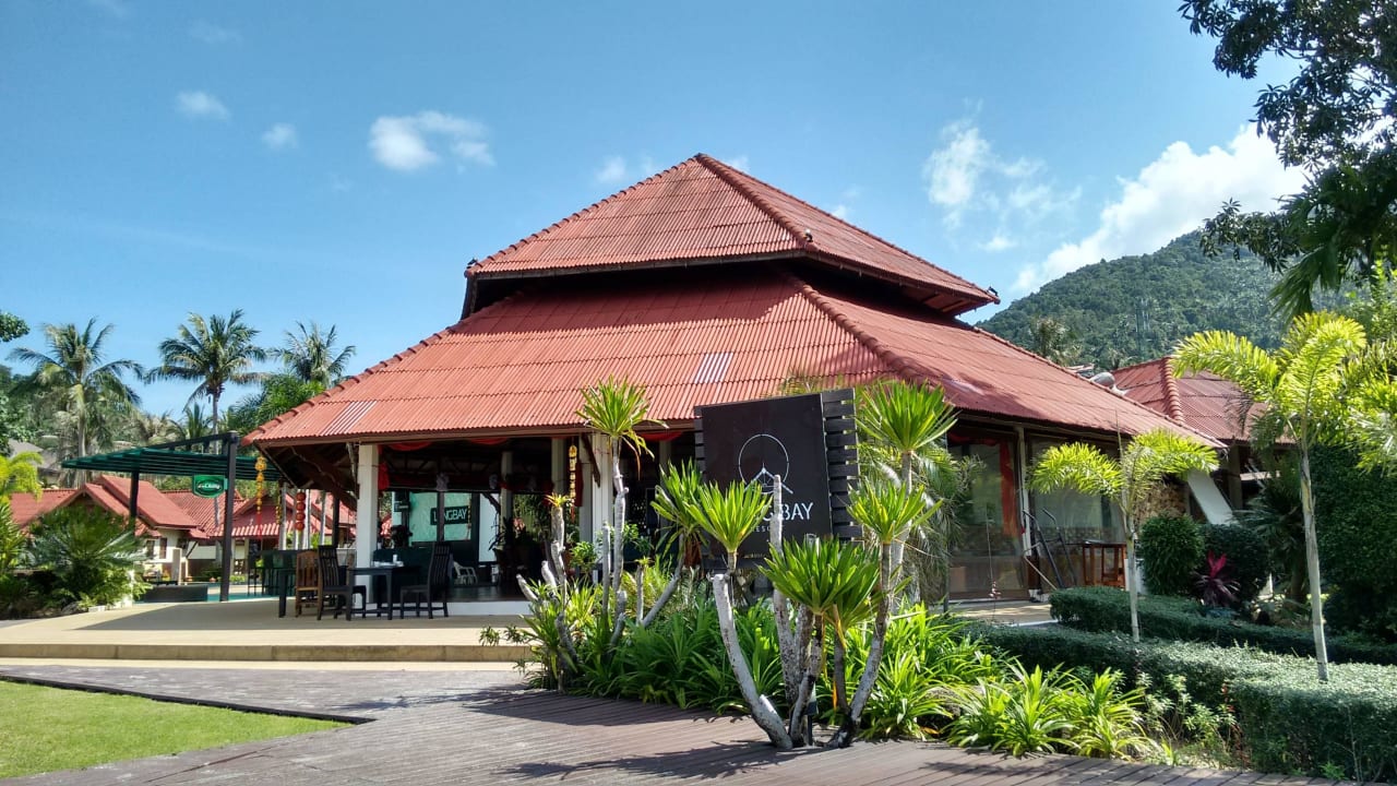 Blick zum Restaurant und Büffet Long Bay Resort Koh Phangan