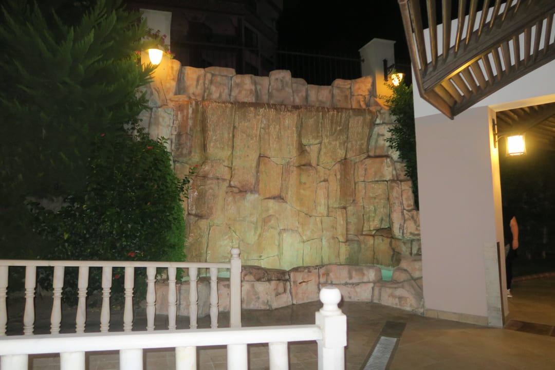 Wasserfall hinter der Poolbar Aydinbey Kings Palace & Spa