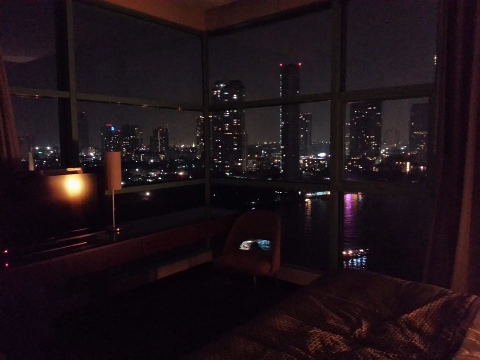 Skyline bei Nacht vom Bett Chatrium Hotel Riverside Bangkok