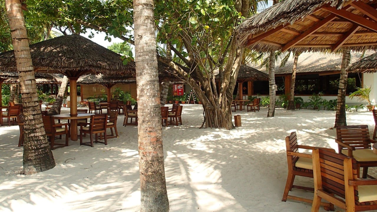 Bereich an der Main Bar NH Collection Maldives Reethi Resort