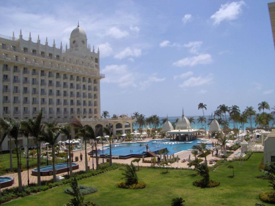 Poollandschaft und linker Flügel Hotel Riu Palace Aruba