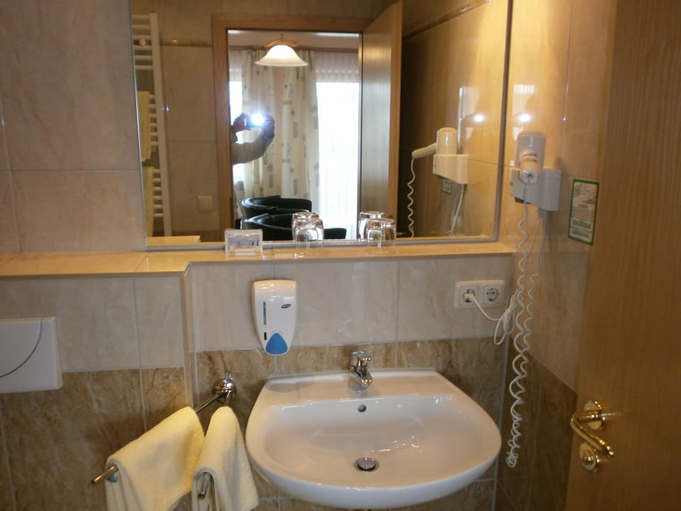 "Badezimmer" Hotel Zum Goldenen Anker (Windorf) • HolidayCheck (Bayern