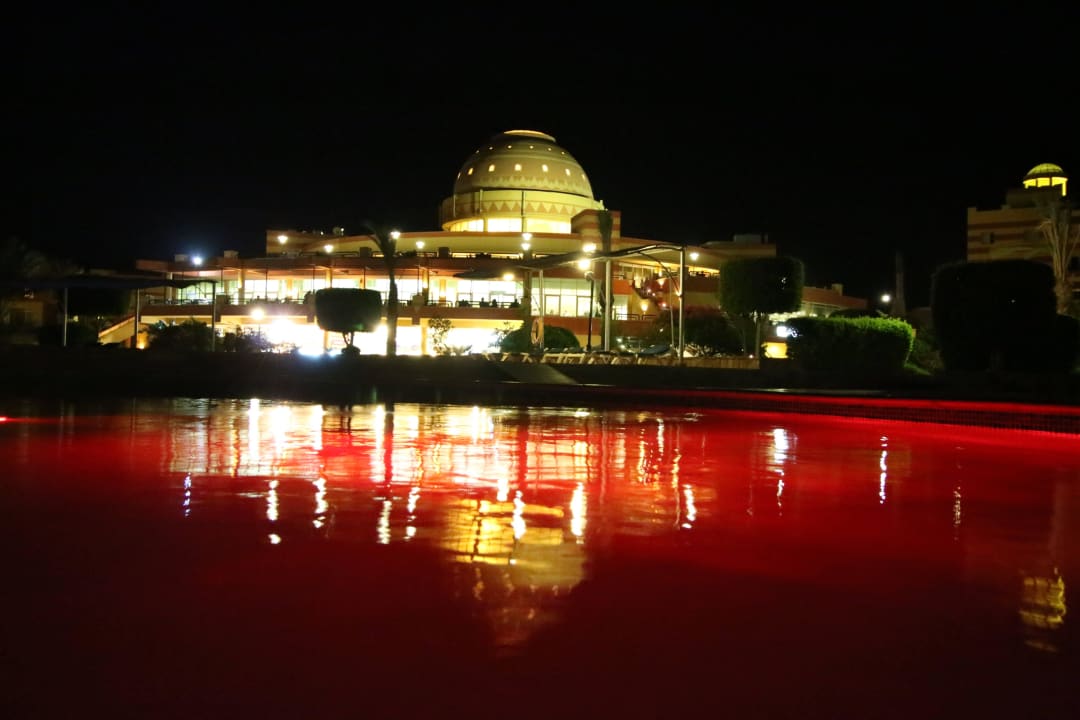Nachtaufnahme Malikia Resort Abu Dabbab