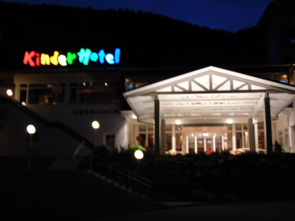 Eingang bei Nacht Oberjoch - Familux Resort