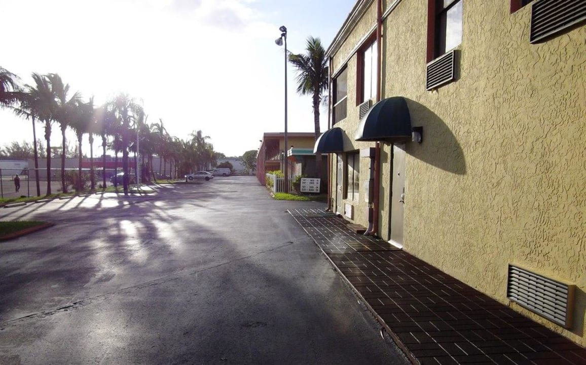 Zufahrt zum Parkplatz Americas Best Value Inn Fort Myers