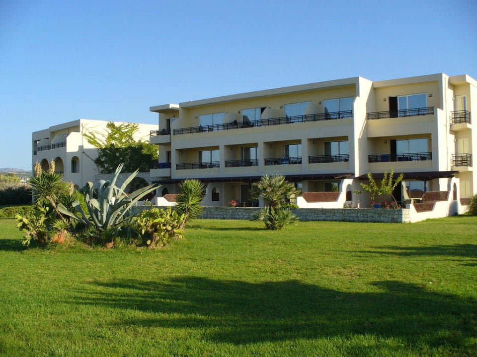 Sicht vom Strand zu den Appartements Vantaris Palace