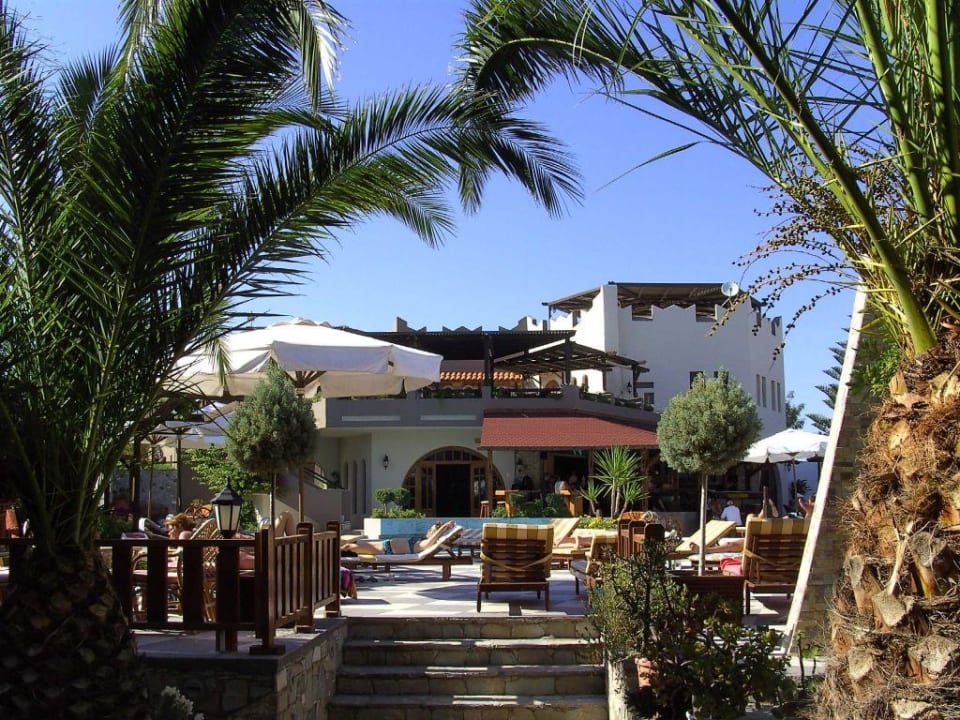 Liegebereich am Pool mit Bar Gaia Garden Hotel