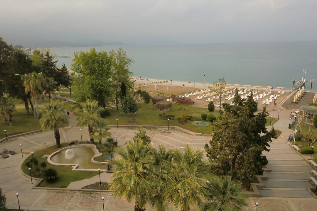 Der Strand und die Promenade İmperial Turkiz Resort Hotel