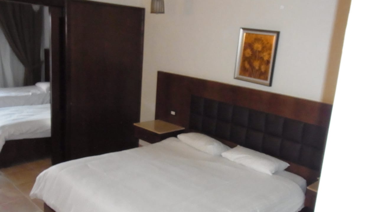 Das Doppelbett im ersten Bereich des Zimmers Pickalbatros Alf Leila Wa Leila Resort - Neverland Hurghada